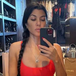 Kourtney Kardashian na odważnej fotografii w kwiecistym staniku. Celebrytka pokazała, jak spędza czas z najbliższymi
