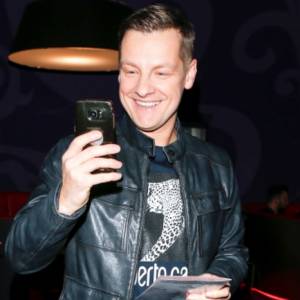 Marcin Mroczek z żoną na TikToku. Serialowy Zduński szaleje do przeboju Michaela Jacksona [WIDEO]