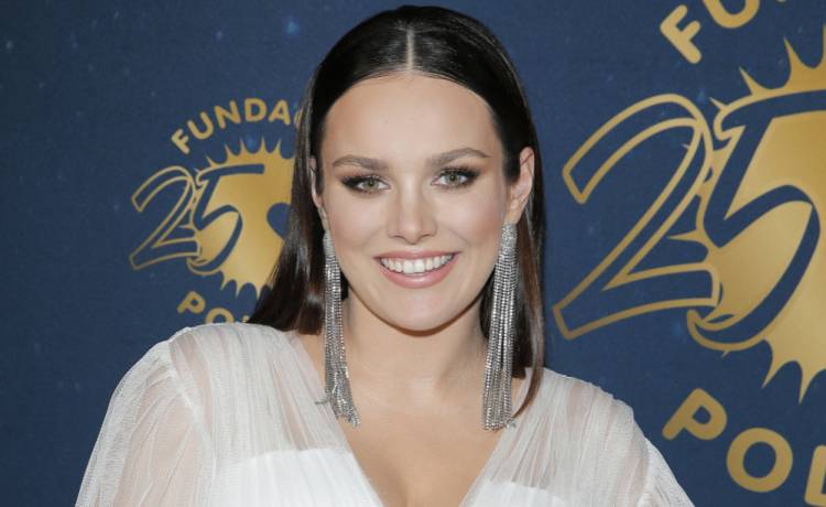 Ewa Farna podkreśliła sylwetkę. Kostium kąpielowy wyeksponował krągłości [FOTO]