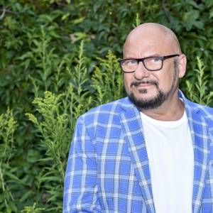 Piotr Gąsowski z burzą włosów na głowie. Zdjęcie wprawiło fanów w osłupienie [FOTO]