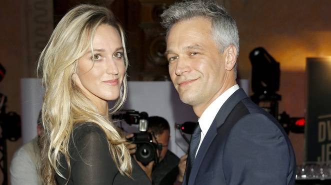 Aleksandra Żebrowska owinięta w ozdobny papier. Wszystko się nagrało! Internauci: "Żeby mąż nie oddał prezentu dzieciom" [WIDEO]