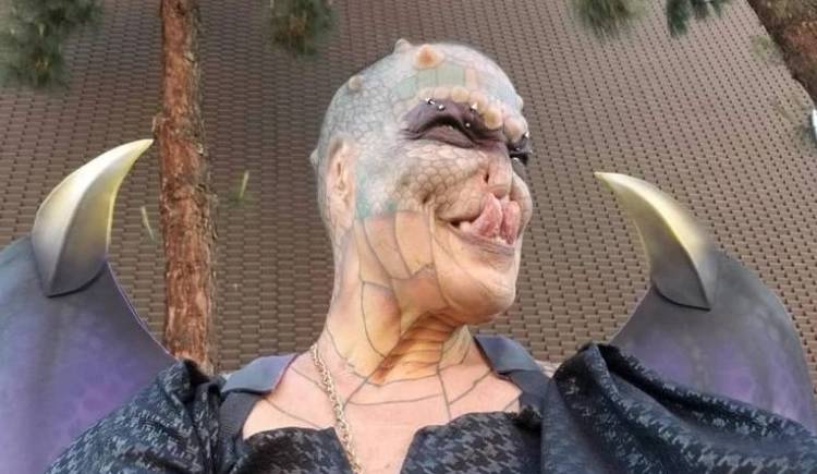 Porzuciła pracę w banku, by stać się smokiem. Na operacje wydała mnóstwo pieniędzy [WIDEO]