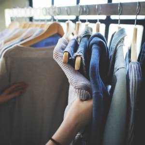 Bawełna, len, wiskoza... czy te materiały nadają się do noszenia w lecie?