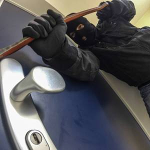 Złodzieje tylko na to czekają. Sprawdź, jak zabezpieczyć się przed włamaniem w okresie świąt