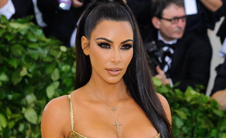 Kim Kardashian śmiało eksponuje pośladki. Celebrytka pokazała się w skąpej bieliźnie [FOTO]