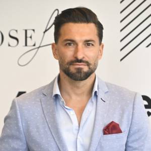 Rafał Maślak jechał z dziećmi. Miał wypadek. "Siła uderzenia musiała być ogromna" 