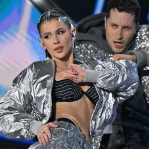 Roksana Węgiel CAŁUJE SIĘ z Kevinem Mglejem na tle fajerwerków. Tak spędzili sylwestra [FOTO]