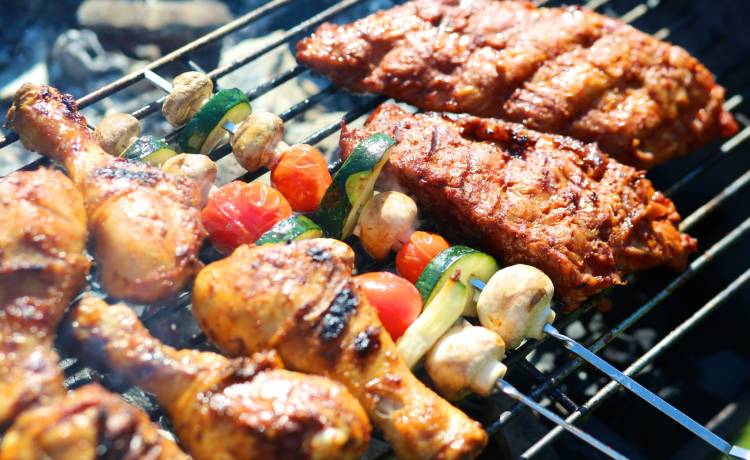 Majówka 2020. Czy za grillowanie na balkonie można dostać mandat?