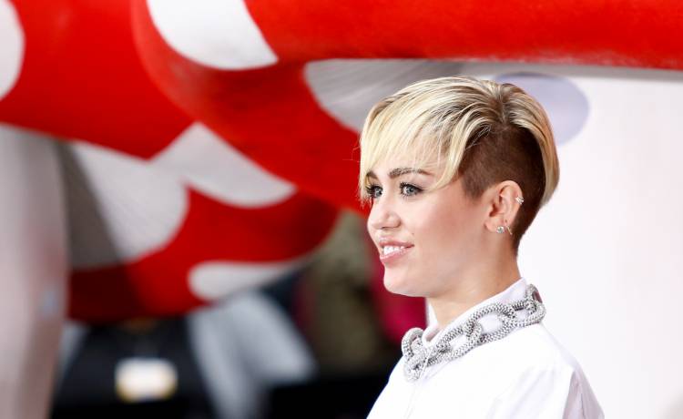 Sukces "Flowers". Miley Cyrus pokazała się w krótkiej sukni z głębokim dekoltem [FOTO]
