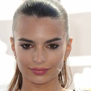 Emily Ratajkowski w mini bikini. Fanów oburza jeden fakt [FOTO]