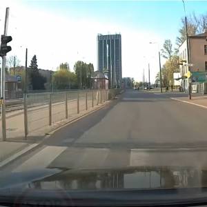 Zablokował drogę i położył się na masce samochodu. Internauci nie mieli dla niego litości: "Kiedyś inaczej się załatwiało takie sprawy" [WIDEO]