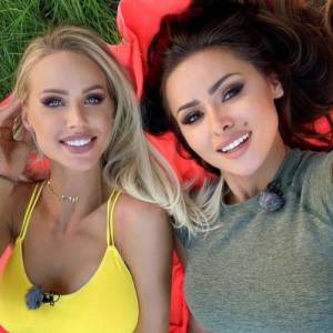 Uczestniczka "Gogglebox" w muszlach i frędzlach. Ta stylizacja sporo odsłania! [FOTO]