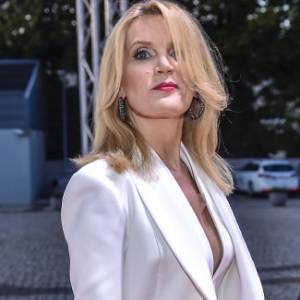 Jak wygląda dziś Dorota Chotecka? Danusia z "Miodowych lat" odsłania ciało w stroju kąpielowym z głębokim dekoltem! [ZDJĘCIA]