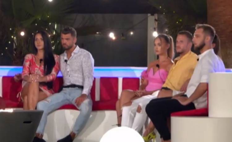 "Love Island 4". Uczestnicy znali się wcześniej? Fani programu nie mają wątpliwości. Przedstawiają dowody