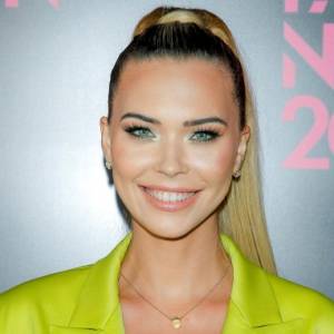 Sandra Kubicka myślami już na sylwestrze. Wskoczyła w czarną sukienkę i odsłoniła biust. "Ale ty masz figurę" [FOTO]