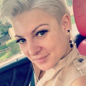 Magda Narożna z modową wpadką na komunii córki? Internauci zwrócili uwagę na odsłonięty stanik