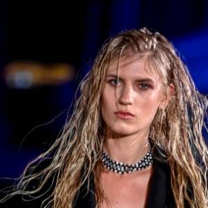 Julia Sobczyńska pozuje w półprzezroczystej sukni: "Na drugie mam Alicja" [FOTO]