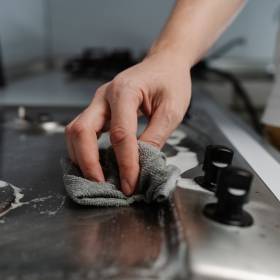 Co psychologia mówi o ludziach, którzy sprzątają podczas gotowania?