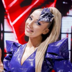 Cleo wyeksponowała biust i nogi. Ubrana w złoto rozpala do czerwoności! [FOTO]