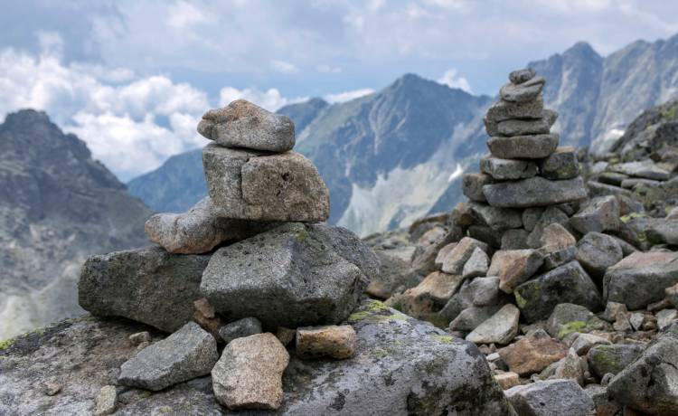 Mogą być zagrożeniem dla turystów. Wiecie, po co są kamienne kopczyki w górach?