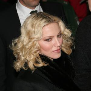 Madonna założyła oryginalny biustonosz i opowiedziała o traumie z dzieciństwa. "Popłakałam się, czytając ten wpis" [FOTO]