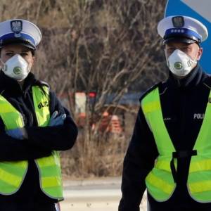 Krzyczał w sklepie, że ma koronawirusa i demonstracyjnie kaszlał. Został zatrzymany