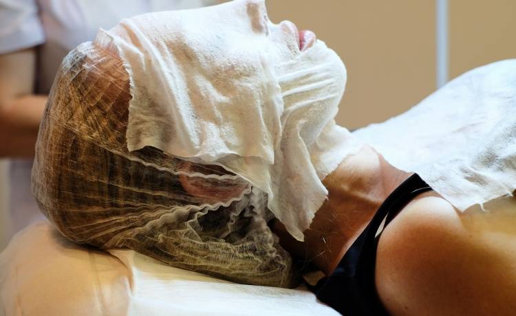 Skorzystała z kulinarnej porady z TikToka, prawie spaliła sobie twarz [WIDEO]