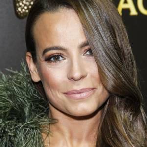 Anna Mucha walczy z wiatrem, który podwija jej ubranie. Sporo odsłoniła! [WIDEO]