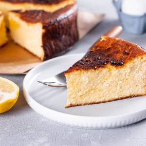 Oto najbardziej kremy sernik na świecie. Tak zrobisz sernik baskijski [PRZEPIS ROZKOSZNEGO]