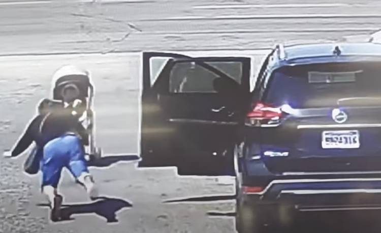 Spacerówka z niemowlęciem w środku pędziła na ruchliwą ulicę. Dziecko uratował cud. Ujawniono zapis z monitoringu [WIDEO]