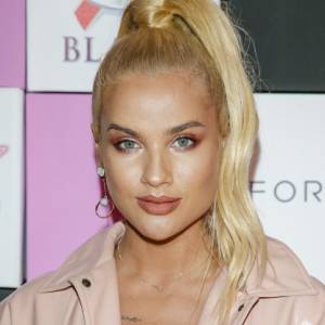 Karolina Gilon z grzywką i mocno skróconymi, ciemnymi włosami! Prowadząca "Love Island" zaskoczyła wyglądem [ZDJĘCIE]