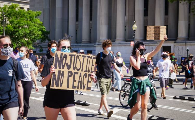 Żona policjanta Dereka Chauvina chce rozwodu. To on dusił George'a Floyda