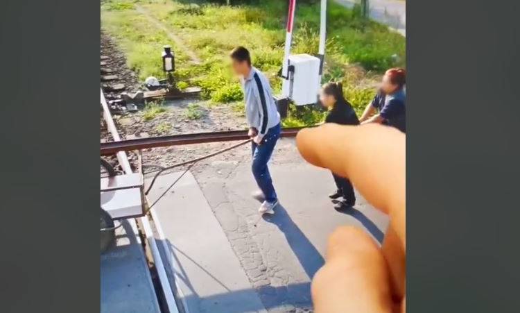 Kradzież torów kolejowych uwieczniona na mapach Google? Te zdjęcia robią furorę w sieci!