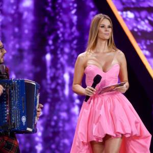 Małgorzata Tomaszewska skacze po plaży w seksownym bikini. Widok jak ze "Słonecznego patrolu" [FOTO]