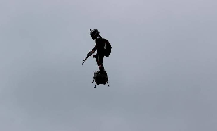 Przeleciał nad kanałem La Manche na flyboardzie. Franky Zapata z historycznym wyczynem!                                            