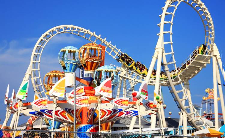 Wagonik z pędzącej kolejki oderwał się od torów. Nagranie z wypadku w parku rozrywki trafiło do sieci [WIDEO]