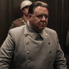 Russell Crowe wciąga widzów w mroczny świat „Norymbergi”. Głośny thriller już online!