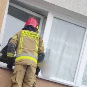 Zapłakany 5-latek stał w oknie. Rodzice zostawili go samego w domu