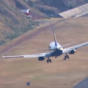 Lądowanie, które wywołuje dreszcze. Pilot udowodnił, że jest ekspertem [WIDEO]