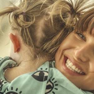 Klara Lewandowska wrzucona na głęboką wodę. 2-latka pływa sama w morzu! [WIDEO]                                                          