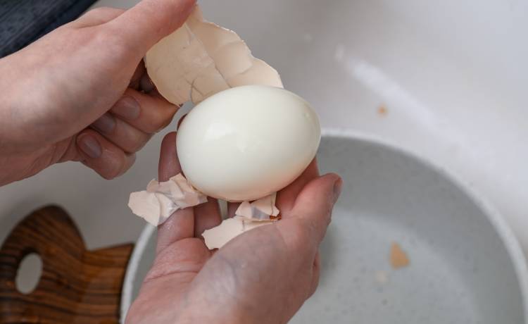Dodaj ten składnik do gotujących się jajek – skorupka odejdzie sama, fot. Shutterstock