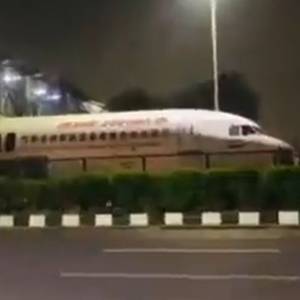 Samolot utknął pod wiaduktem! Jest oświadczenie linii lotniczej [WIDEO]