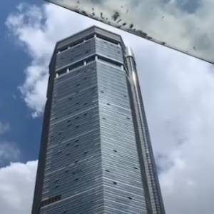 Ogromny drapacz chmur zaczął się chwiać. Tłum wpadł w panikę! Przerażające nagrania obiegły sieć [WIDEO]