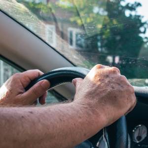 Nie miał prawa jazdy od 60 lat. Wpadł przez pasy bezpieczeństwa