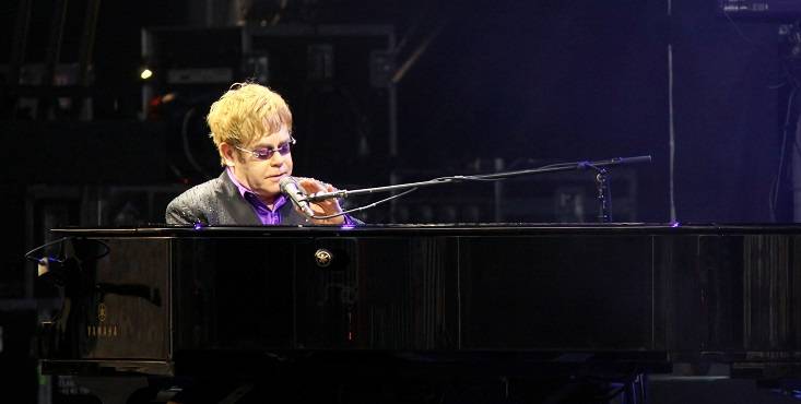 Elton John przerwał koncert. Artysta stracił głos! [WIDEO]