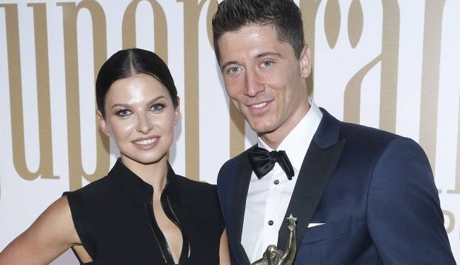 Anna i Robert Lewandowscy w miłosnym uścisku. Tak spędzają wakacje! [FOTO]