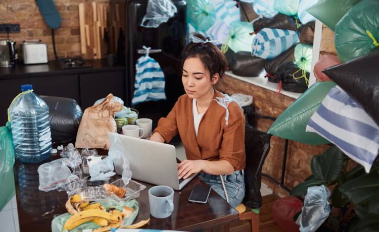 Czy istnieje związek między zagraconym pokojem a naszym zdrowiem psychicznym? Eksperci jasno stawiają sprawę