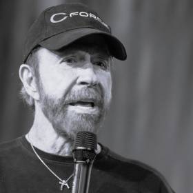Chuck Norris nie żyje. Legendarny aktor i mistrz sztuk walki miał 86 lat