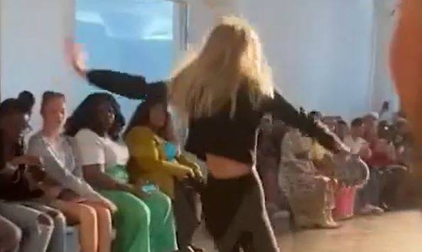 Modelka kilka razy przewróciła się podczas pokazu. Winne złe obuwie [WIDEO]