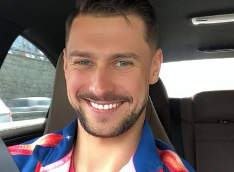 Mikołaj Jędruszczak z "Love Island" pozuje bez ubrania. Ma na sobie tylko ręcznik! [ZDJĘCIE]